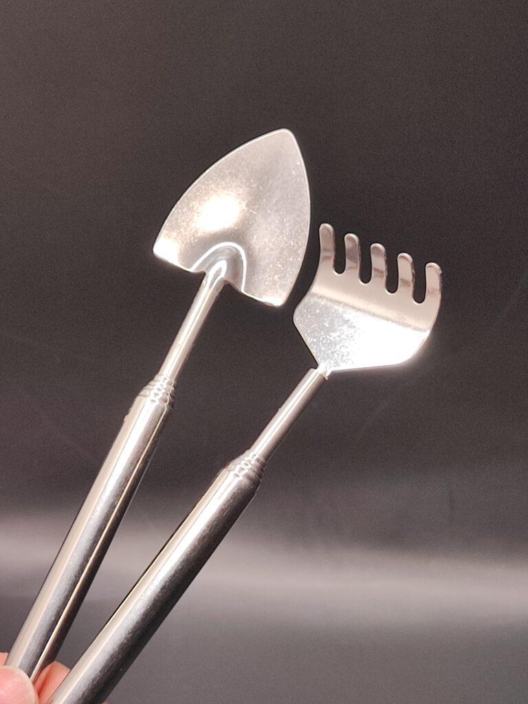 ein Werkzeugset für Flaschengärten auf dunklem Hintergrund