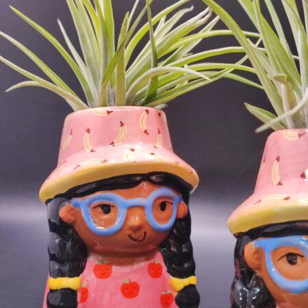 kleine Vase Mädchenkopf mit zöpfen und früchten