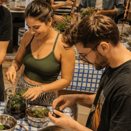 Zwei Personen bepflanzen ein dschungelGlas im Workshop